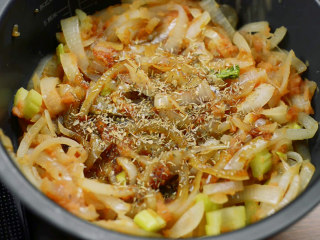 12、电饭煲红酒烩牛尾,撒一点干香草。