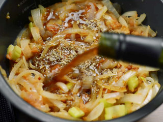 13、电饭煲红酒烩牛尾,倒入红酒。