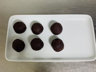 2、东北油炸糕,将豆沙馅料团成25克一个的小球备用