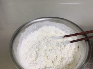 7、东北油炸糕,用筷子搅拌成絮状。