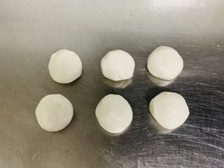 10、东北油炸糕,整理成小圆球备用。