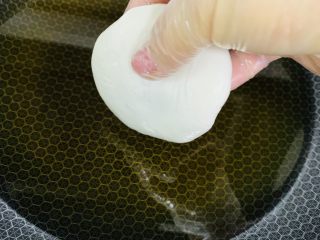 16、东北油炸糕,五成热的油温放入炸糕饼胚，做好一个放一个。