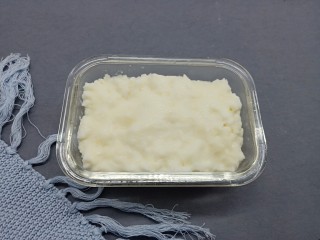 6、网红甜品【脆皮炸鲜奶】,找一个容器、容器内壁可以先淋一下水、这样不会粘,自然放凉、天热可以放冰箱冷藏1-2小时 。