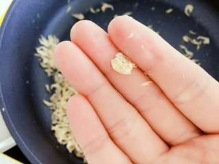1、宝宝辅食：自制虾皮粉—宝宝天然“钙库”，辅食的天然调味品！6M+,炒成略微变黄，能闻到淡淡香味，虾皮一捏就碎，这样才能彻底磨碎，而且能保存。