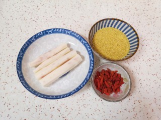 1、山药枸杞粥,准备好食材，山药去皮。