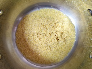 2、山药枸杞粥,小米淘洗干净放入锅里。