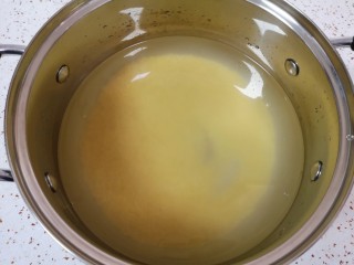 3、山药枸杞粥,加入纯净水，大火烧开。