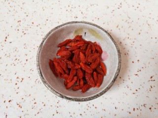 4、山药枸杞粥,枸杞冲洗一下备用。
