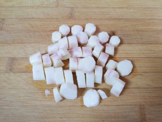 5、山药枸杞粥,山药切成块。