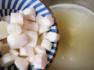 6、山药枸杞粥,锅开以后下入山药。