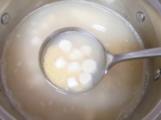 7、山药枸杞粥,搅拌均匀再次烧开，转小火熬25分钟。