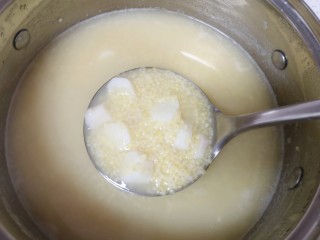 8、山药枸杞粥,25分钟以后山药和小米已经煮熟，粥有点变稠了。