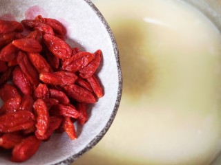 9、山药枸杞粥,下入枸杞。
