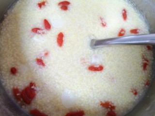 11、山药枸杞粥,看一下熬好的山药枸杞小米粥。