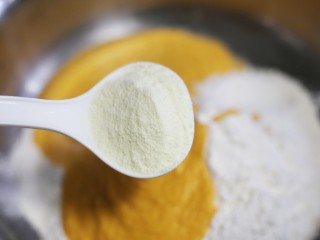 8、蓬松暄软的奶香胡萝卜馒头,加入奶粉。