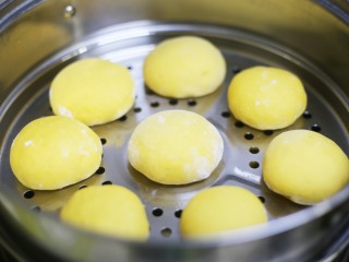 15、蓬松暄软的奶香胡萝卜馒头,放入刷好油的蒸锅中，冷水上锅。