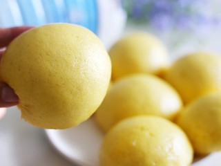 20、蓬松暄软的奶香胡萝卜馒头,挤压不变形。