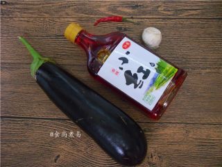 1、凉拌手撕茄子,备好食材