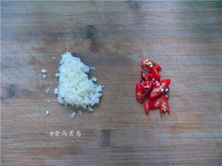 4、凉拌手撕茄子,蒸茄子的空档将蒜头去皮剁碎，辣椒切碎