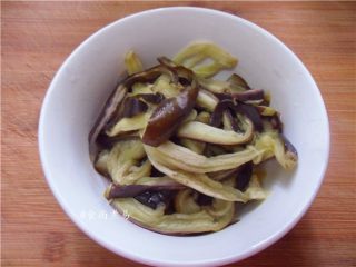 9、凉拌手撕茄子,蒸熟的茄子撕成条