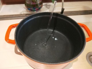 2、山药枸杞粥,准备一口锅接上半锅纯净水。