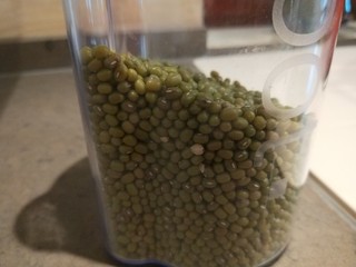 3、山药枸杞粥,准备好绿豆