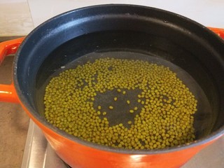 4、山药枸杞粥,洗干净倒入锅中。