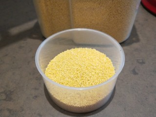 5、山药枸杞粥,小米50克,糯米50克,莲子洗干净一起倒入锅中。