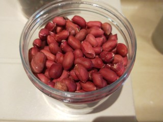 7、山药枸杞粥,带皮花生米适量。