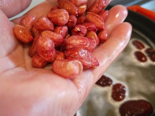 8、山药枸杞粥,花生米洗干净放入锅中。