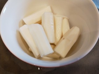 11、山药枸杞粥,切成小段。