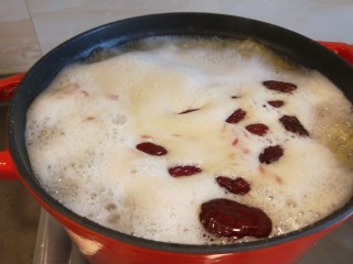 12、山药枸杞粥,放入锅中大火烧开。