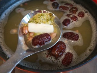 13、山药枸杞粥,转中火慢熬。