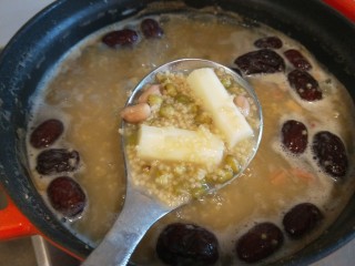 14、山药枸杞粥,中途搅拌几次。