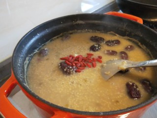 15、山药枸杞粥,熬粘稠了放入枸杞搅拌均匀即可。