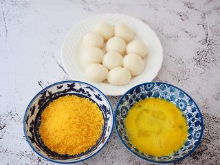 4、干吃汤圆,鸡蛋打散，面包糠备好