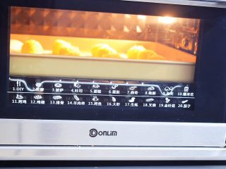 9、干吃汤圆,放入预热好的东菱烤箱，上下火180度，中层烤10分钟即可