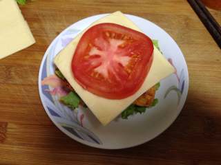 3、泡菜鸡肉汉堡包,来一片芝士片，上面来一片西红柿片