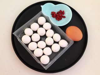 1、换个姿势吃汤圆  蛋抱汤圆,准备食材