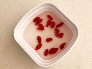 3、换个姿势吃汤圆  蛋抱汤圆,加入冷水泡发5分钟