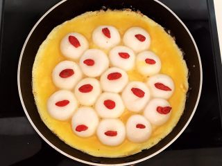 17、换个姿势吃汤圆  蛋抱汤圆,煎至鸡蛋液凝固即可，如果喜欢吃溏心的可以少煎一会儿