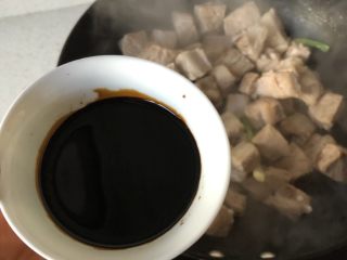 3、小朋友最爱-糖醋排骨,倒入老抽