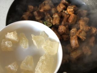 5、小朋友最爱-糖醋排骨,放入冰糖