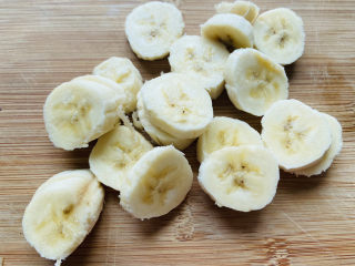 2、牛奶燕麦粥,香蕉去皮切片