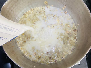 4、牛奶燕麦粥,倒入牛奶中火煮开