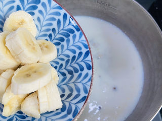 5、牛奶燕麦粥,放入香蕉片小火焖煮一分钟即可