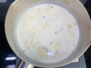 6、牛奶燕麦粥,按个人口味加入冰糖