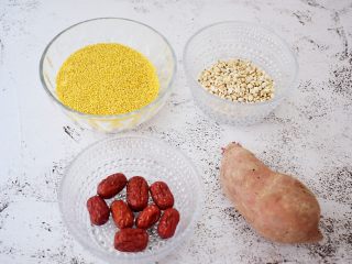 1、小米红薯粥,准备好材料