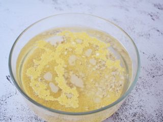 2、小米红薯粥,小米和薏米用清水浸泡5小时，或者提前一夜浸泡备用