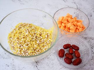 3、小米红薯粥,把泡好的小米和薏米洗净备用，红枣洗净备用，红薯去皮切成小块备用